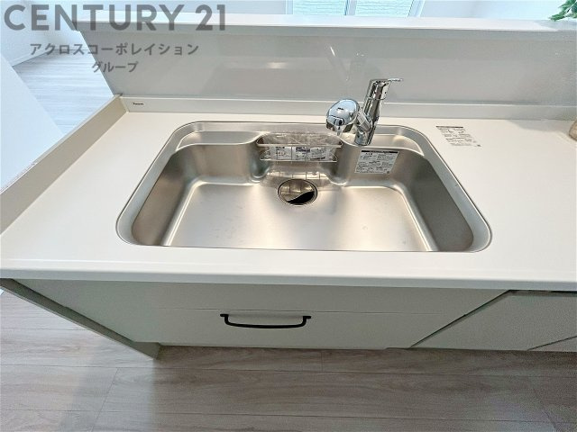 大きなシンクでお鍋などの大きな調理器具を洗う際にも便利です。