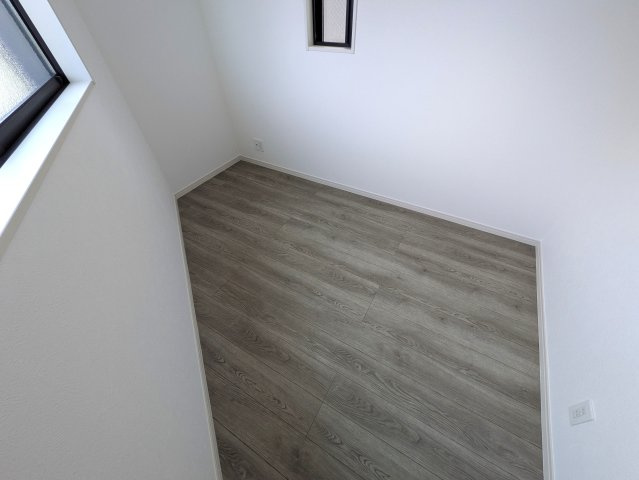 相鉄線ベスト３？区役所ある旭区の中心地【旭区鶴ケ峰１丁目】新築戸建の洋室|スタンダードな洋室です