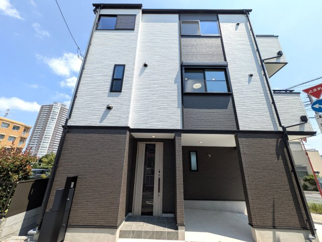 相鉄線ベスト３？区役所ある旭区の中心地【旭区鶴ケ峰１丁目】新築戸建の外観|外観もきれいです