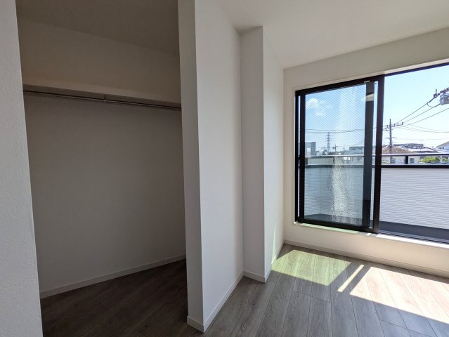 相鉄線ベスト３？区役所ある旭区の中心地【旭区鶴ケ峰１丁目】新築戸建の洋室|広々とした洋室です