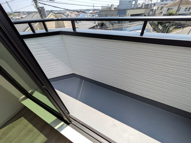 相鉄線ベスト３？区役所ある旭区の中心地【旭区鶴ケ峰１丁目】新築戸建のバルコニー|暖かな日差しのふりそそぐバルコニー