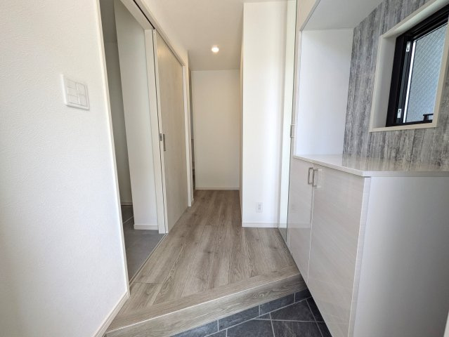 相鉄線ベスト３？区役所ある旭区の中心地【旭区鶴ケ峰１丁目】新築戸建の玄関|ゆったりとした玄関です