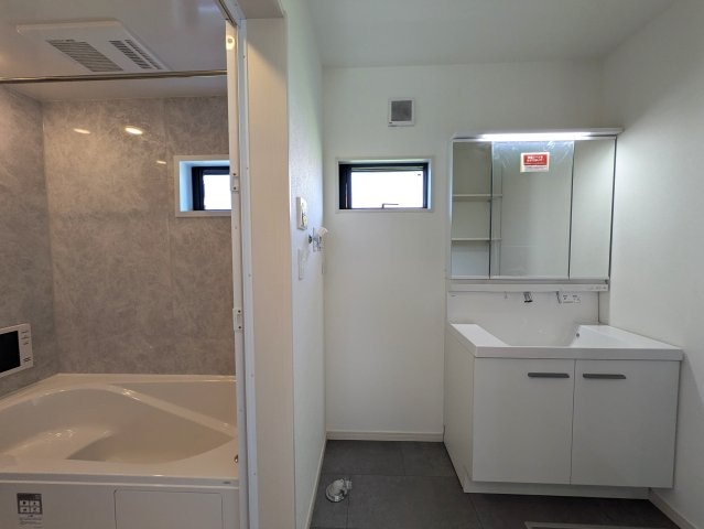 相鉄線ベスト３？区役所ある旭区の中心地【旭区鶴ケ峰１丁目】新築戸建の独立洗面台|朝の支度にも助かる、独立の洗髪洗面化粧台