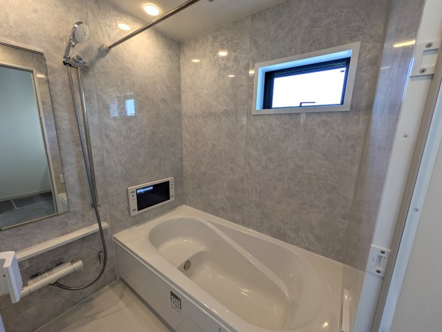 相鉄線ベスト３？区役所ある旭区の中心地【旭区鶴ケ峰１丁目】新築戸建の浴室|落ち着いた空間のお風呂です