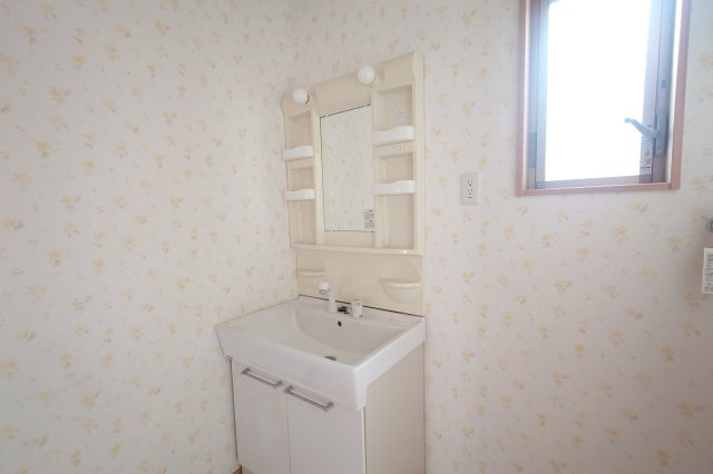 【独立洗面台】 | 洗面室に窓もあり明るく、空気の入れ替えも容易です。