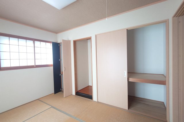 【洋室】 | たっぷり収納は魅力的です