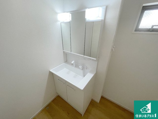 京都市西京区桂池尻町　第1期・第2期　新築一戸建ての独立洗面台|清潔感のある洗面台です。フラットな鏡は掃除がしやすく毎日清潔！鏡裏には収納があるのでスッキリとした洗面台が保てます。