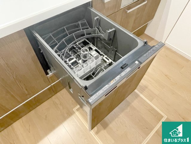 京都市西京区桂池尻町　第1期・第2期　新築一戸建ての設備|食事後の一仕事、食器洗いをボタン一つでお任せできちゃいます！場所を取らないビルトイン式なので、お料理スペースもしっかり確保！