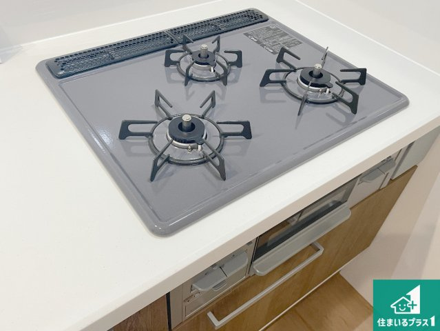 京都市西京区桂池尻町　第1期・第2期　新築一戸建ての設備|ダブル高火力Ｓｉセンサー付きコンロ！３口あるので、まとめて料理をする時も大活躍！