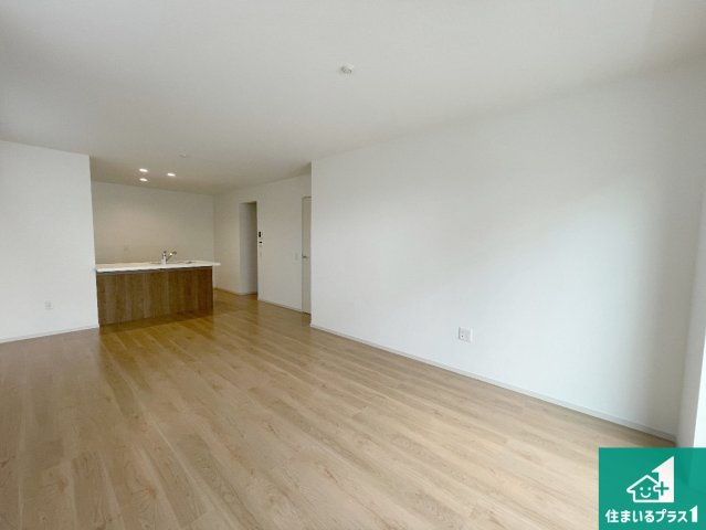 京都市西京区桂池尻町　第1期・第2期　新築一戸建ての居間・リビング|シンプルなリビングは、観葉植物等のインテリアを楽しめますね！パパ好みにも、ママ好みにも家具次第で雰囲気を変えることができます！