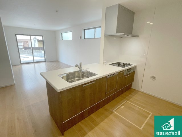 京都市西京区桂池尻町　第1期・第2期　新築一戸建てのキッチン|リビングと統一感があり、使い勝手のいいキッチン。広々としているので、二人並んで作業が出来ちゃいます。お子様と一緒に色々なお料理に挑戦できるスペースがあります。