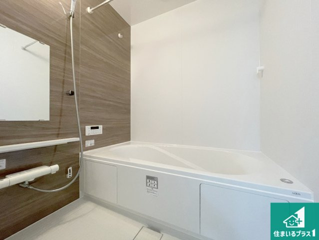 京都市西京区桂池尻町　第1期・第2期　新築一戸建ての浴室|足をゆったり伸ばして寛げる浴槽です。窓が設けられていますので差し込む光が明るく穏やかな雰囲気にしてくれます♪浴室乾燥機も設置しているので、雨の日の洗濯物も安心です♪