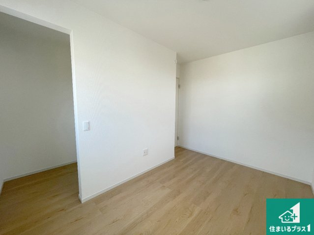 京都市西京区桂池尻町　第1期・第2期　新築一戸建ての洋室|シンプルな洋室は、自分好みのインテリアが楽しめます♪ご家族とインテリアや家具を選びに行くのは新築購入時の醍醐味の一つです。ぜひお楽しみください♪