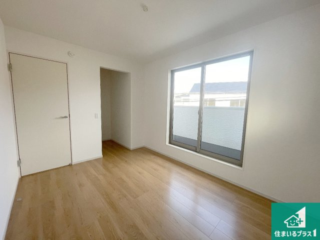 京都市西京区桂池尻町　第1期・第2期　新築一戸建ての洋室|シンプルな洋室は、自分好みのインテリアが楽しめます♪ご家族とインテリアや家具を選びに行くのは新築購入時の醍醐味の一つです。ぜひお楽しみください♪