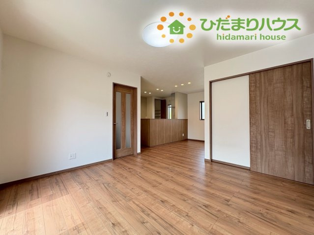 熊谷市上之　第9期　分譲一戸建て　ワイウッドコート　02の居間・リビング|キッチンから室内全体を見渡せる見通しの良い開放的なLDKです! ダイニングテーブルやソファを配置してもゆとりがあり、自然と家族が集まって楽しい会話が生まれる心地よい居場所になります。