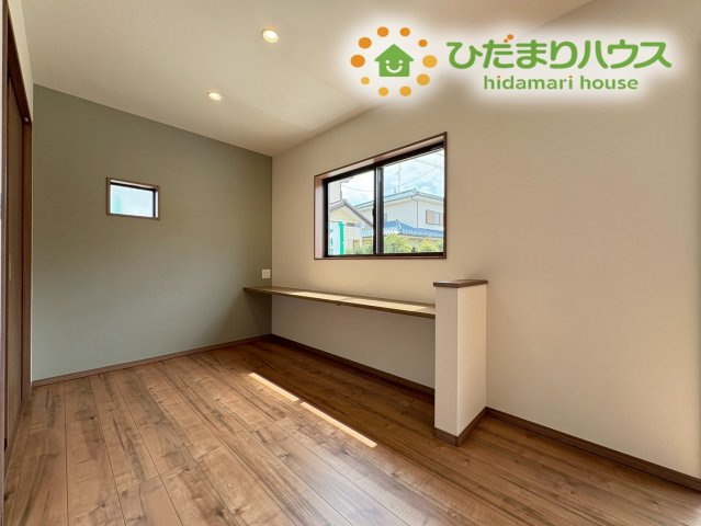 熊谷市上之　第9期　分譲一戸建て　ワイウッドコート　02の内装|リビングの一角に便利なカウンターを完備! お子様の学習スペースや、パソコン作業をするワーキングスペースとしても大活躍します。小窓からあたたかな光が注ぎ、集中して作業に取り組める快適な空間です♪