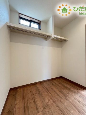 熊谷市上之　第9期　分譲一戸建て　ワイウッドコート　02の収納|廊下部分に設置された利便性の高いホール収納スペース! 家族みんなで使う日用品のストックや季節物のアイテムをまとめて綺麗にしまえるため、生活空間をすっきりと広く保つことができる嬉しい設備です♪