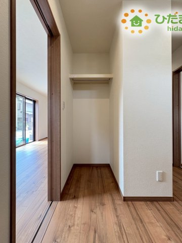 熊谷市上之　第9期　分譲一戸建て　ワイウッドコート　02の収納|ホール部分に設置された利便性の高い収納スペースです! 家族みんなが使う日用品やおもちゃをサッとしまえるため、散らかりがちな生活用品を整頓でき、いつでもすっきりとお部屋を綺麗な状態に維持できます♪