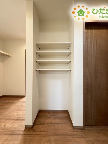 熊谷市上之　第9期　分譲一戸建て　ワイウッドコート　02の収納|廊下部分にも棚付きの便利な収納スペースをしっかりと確保! 掃除道具や共有の備品をまとめて保管できるため、家族全員がどこに何があるか把握しやすく日常の出し入れもラクラクこなせます。