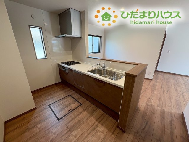 熊谷市上之　第9期　分譲一戸建て　ワイウッドコート　02のキッチン|手料理を作りながらリビングのご家族と会話が弾む対面式システムキッチン! 遊んでいるお子様の様子を常に見守ることができる安心の設計で、毎日のお料理タイムがより楽しく充実した時間になります♪