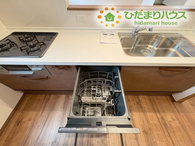 熊谷市上之　第9期　分譲一戸建て　ワイウッドコート　02の設備|毎日の食後の片付け時間をぐっと短縮できる便利な食器洗い乾燥機付き! 手荒れの予防にもつながり、食後はご家族でリビングでくつろぐ時間をたっぷり確保できる嬉しい設備となっています♪