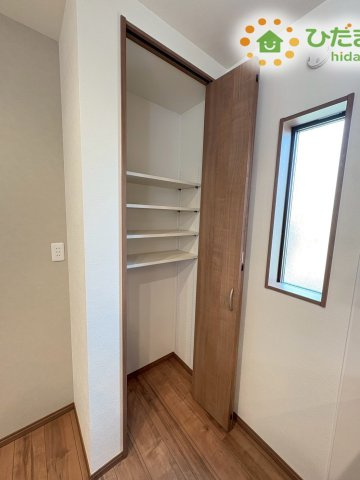 熊谷市上之　第9期　分譲一戸建て　ワイウッドコート　02の収納|キッチン横にあると嬉しい大容量のパントリー収納! 食料品のストックや飲料、ホットプレートなどの調理家電もすっきりとしまえるため、作業スペースを広く保ち毎日のお料理を快適に楽しむことができます♪
