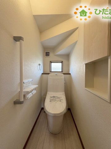 熊谷市上之　第9期　分譲一戸建て　ワイウッドコート　02のトイレ|快適にお使いいただける温水洗浄便座付きの清潔感あふれるトイレです! 明るい小窓から爽やかな光と風が入り、気になるニオイもしっかり換気できるため、ご家族みんなが毎日気持ちよく使用できます。