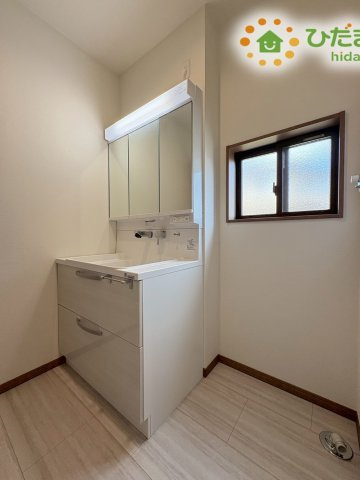 熊谷市上之　第9期　分譲一戸建て　ワイウッドコート　02の独立洗面台|忙しい朝の身支度もスムーズに行える便利な三面鏡付き洗面化粧台! 鏡の裏や足元に豊富な収納スペースを備えており、洗面用具やコスメなどを綺麗に整頓して洗面周りをすっきりと保つことができます♪