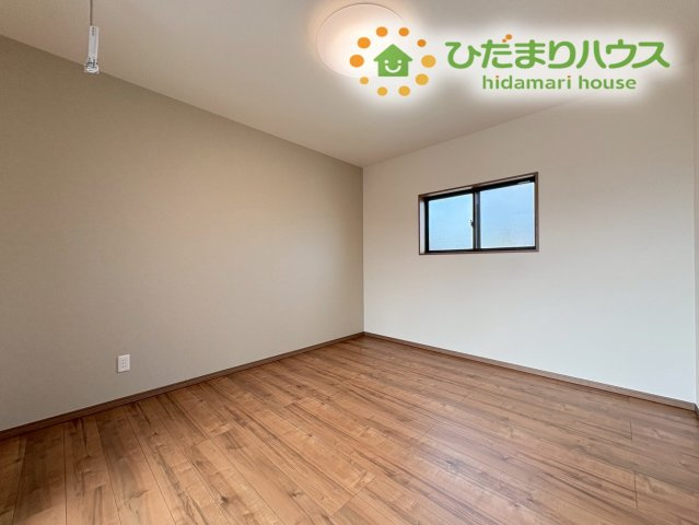 熊谷市上之　第9期　分譲一戸建て　ワイウッドコート　02の寝室|落ち着いた色調でデザインされた心地よい主寝室です! 大容量の収納やバルコニーへの動線も確保されており、機能性と快適さを兼ね備えた空間で毎晩ぐっすりと質の良い睡眠を取りやすくなっています。