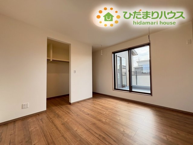 熊谷市上之　第9期　分譲一戸建て　ワイウッドコート　02の寝室|バルコニーへ直接出入りできる明るく開放的な主寝室です! 大きなベッドを置いてもゆとりのある広さを確保しており、窓からの心地よい風を感じながら一日の疲れをゆっくりと癒やすことができます♪