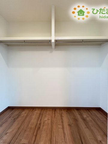 熊谷市上之　第9期　分譲一戸建て　ワイウッドコート　02の収納|季節物の衣類やご家族の思い出の品までたっぷりしまえる大容量のWIC! お洋服をハンガーに掛けたまま綺麗に整理整頓できるため、毎朝のお洋服選びや身支度もスムーズになりお部屋もすっきり保てます。