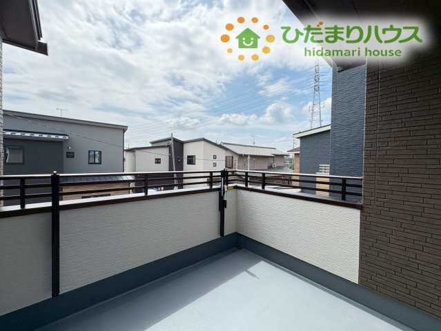 熊谷市上之　第9期　分譲一戸建て　ワイウッドコート　02のバルコニー|お布団やご家族全員分の洗濯物を一度にたっぷり干せる広々バルコニー! 太陽の光がしっかり届くため洗濯物もカラッと気持ちよく乾き、爽やかな外の空気を感じながら手軽にリフレッシュも行えます♪