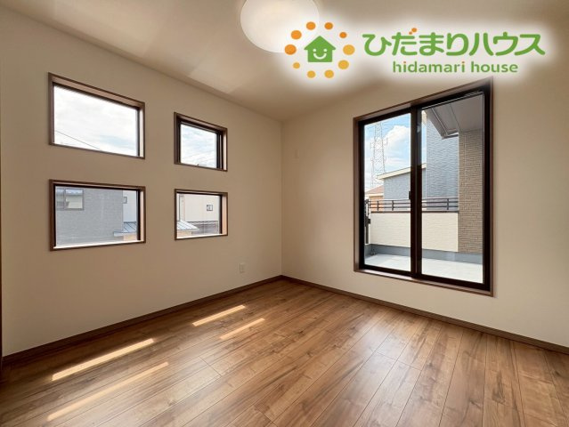 熊谷市上之　第9期　分譲一戸建て　ワイウッドコート　02の子供部屋|複数配置された窓から明るい陽光と爽やかな風を取り込めるお子様部屋です! 勉強や遊びに楽しく集中できる快適な環境が整っており、お子様の健やかな成長を優しく温かく見守ることができる素敵なお部屋です♪