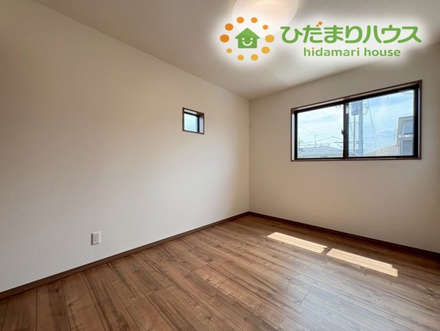 熊谷市上之　第9期　分譲一戸建て　ワイウッドコート　02の洋室|2面採光で心地よい自然光と風が通り抜ける明るいお部屋です! お子様の成長に合わせて学習机やベッドを配置しやすく、お好みのインテリアで自分だけの心地よいお部屋作りを自由にお楽しみいただけます♪