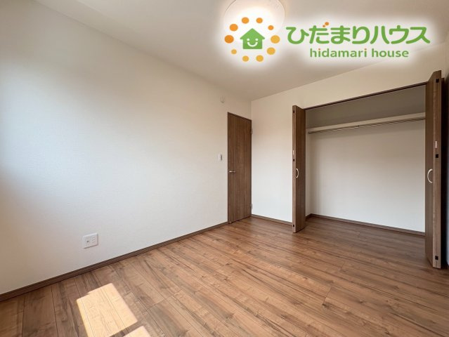 熊谷市上之　第9期　分譲一戸建て　ワイウッドコート　02の洋室|お洋服や季節物のアイテムもすっきりと収まる便利なクローゼット付きのお部屋です! 荷物が片付くことでお部屋のスペースを広々と効率的に使うことができ、毎日気持ちよく快適にお過ごしいただけます♪
