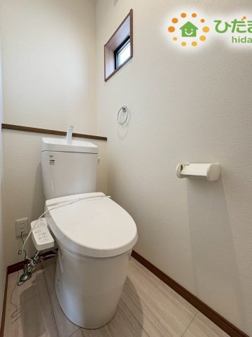 熊谷市上之　第9期　分譲一戸建て　ワイウッドコート　02のトイレ|清潔感のあるホワイト調で統一された爽やかなトイレ空間です! 小窓が付いているため自然光が入るだけでなく換気もスムーズに行え、いつでも衛生的に気持ちよくお使いいただけるのが嬉しいポイントです。