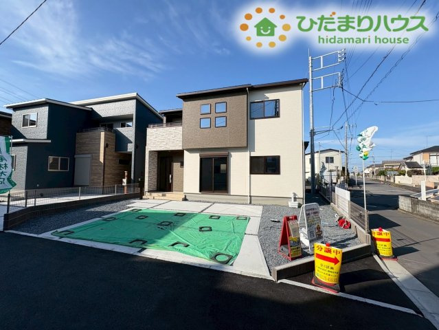 熊谷市上之　第9期　分譲一戸建て　ワイウッドコート　02の外観|青空によく映えるおしゃれで洗練された建物デザインです! 敷地内には複数台の駐車スペースに加えて、自転車やバイクを置くゆとりも十分にあり、毎日のアクティブな移動をしっかりサポートします。