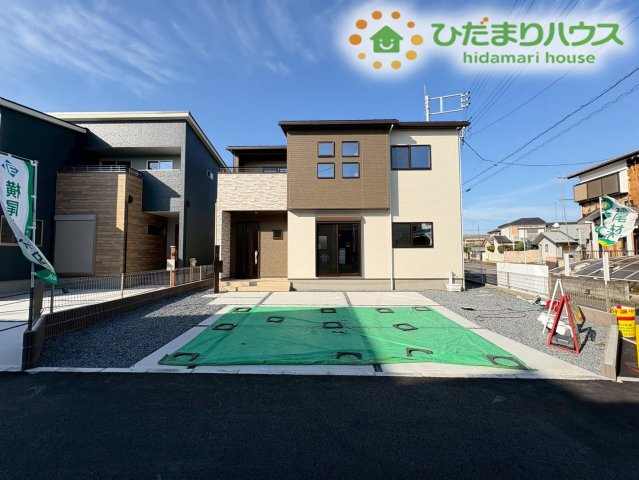熊谷市上之　第9期　分譲一戸建て　ワイウッドコート　02の駐車場|車の出し入れがスムーズに行える広々とした駐車スペースです! しっかりと舗装されているためお手入れも簡単で、お車の駐車だけでなくお子様の自転車の練習スペースとしても活用できるゆとりがあります♪