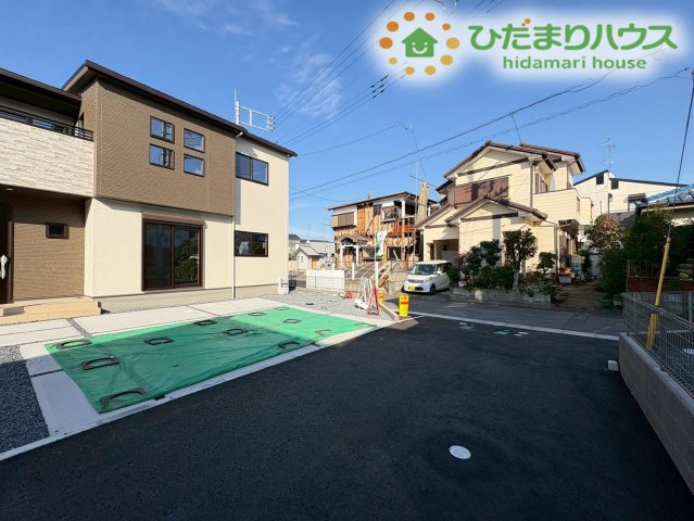 熊谷市上之　第9期　分譲一戸建て　ワイウッドコート　02の前面道路含む現地写真|お車を並列でゆったりと止められる広々としたカースペースを確保! セカンドカーの所有はもちろん、ご友人やご親戚が車で訪れた際にも慌てることなくスムーズにお出迎えできるゆとりの敷地です。