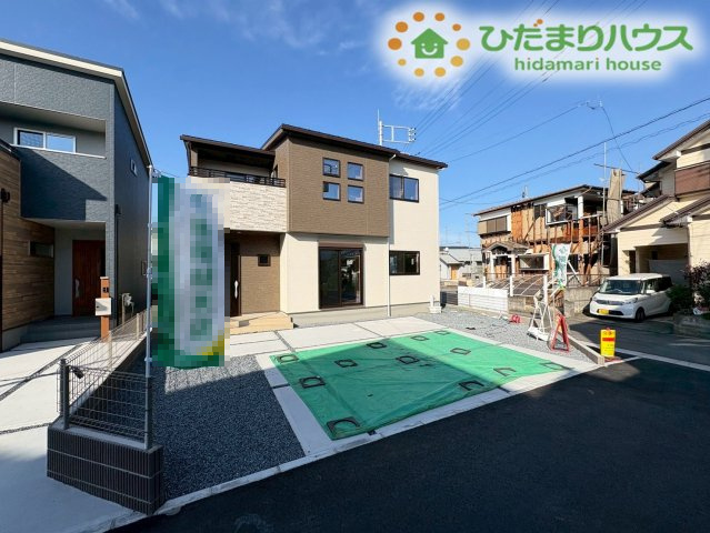 熊谷市上之　第9期　分譲一戸建て　ワイウッドコート　02の前面道路含む現地写真|玄関前のアプローチは綺麗に舗装されており雨の日でも足元が汚れにくく快適! 周辺道路は平坦で歩きやすいため、自転車での移動やベビーカーを押してのお出かけもスムーズに行える心地よい環境です♪