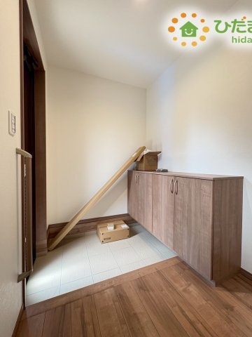 熊谷市上之　第9期　分譲一戸建て　ワイウッドコート　02の玄関|ご家族全員の靴をたっぷり収納できる大容量のシューズボックス付き! 玄関周りが散らからず常にすっきり整頓できるほか、お出かけ前の全身身だしなみチェックに便利な姿見鏡も備わっています♪