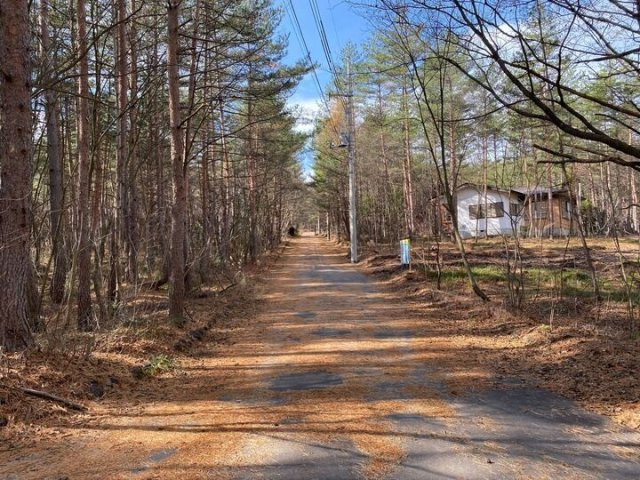 浅間ハイランドパーク奥まった静寂な場所の角地の前面道路含む現地写真