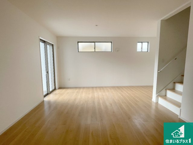 京都市西京区桂池尻町　第1期・第2期　新築一戸建ての居間・リビング|日当たり良好の明るいリビングで朝の目覚めもスッキリできそう！対面キッチンでご家族のコミュニケーションも自然と増える設計！小さなお子様が遊ぶスペースを作っても広々とくつろげるLDK！