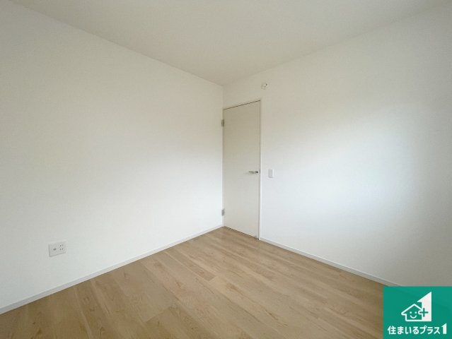 京都市西京区桂池尻町　第1期・第2期　新築一戸建ての洋室|シンプルな洋室は、自分好みのインテリアが楽しめます♪ご家族とインテリアや家具を選びに行くのは新築購入時の醍醐味の一つです。ぜひお楽しみください♪