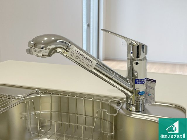 京都市西京区桂池尻町　第1期・第2期　新築一戸建ての設備|浄水器を内蔵！炊飯時、お茶を作る時に安心してお水を使えます！お湯と冷水、浄水と原水、シャワーの切替えもワンタッチです！