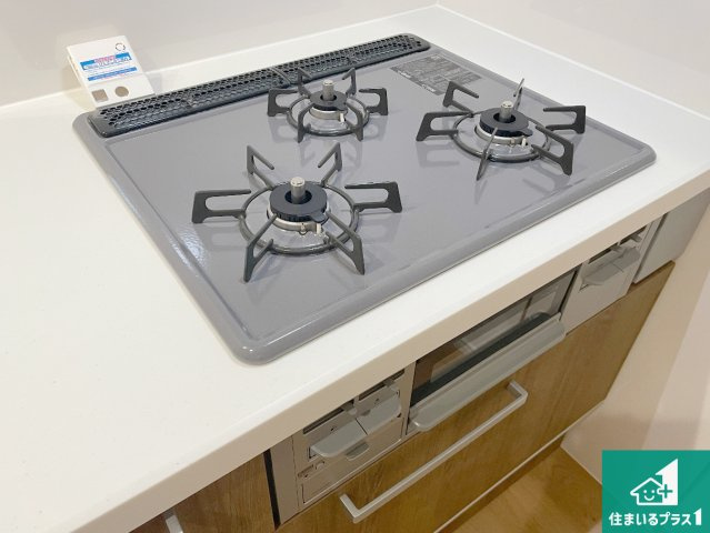 京都市西京区桂池尻町　第1期・第2期　新築一戸建ての設備|ダブル高火力Ｓｉセンサー付きコンロ！３口あるので、まとめて料理をする時も大活躍！