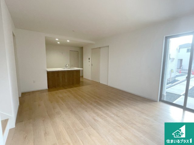 京都市西京区桂池尻町　第1期・第2期　新築一戸建ての居間・リビング|シンプルなリビングは、観葉植物等のインテリアを楽しめますね！パパ好みにも、ママ好みにも家具次第で雰囲気を変えることができます！