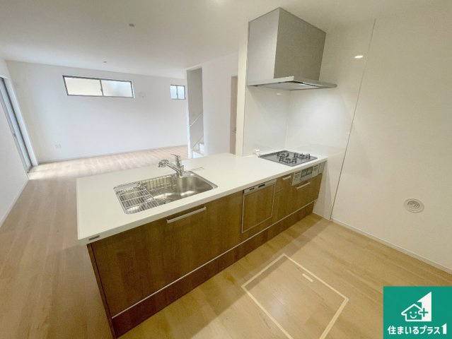 京都市西京区桂池尻町　第1期・第2期　新築一戸建てのキッチン|リビングと統一感があり、使い勝手のいいキッチン。広々としているので、二人並んで作業が出来ちゃいます。お子様と一緒に色々なお料理に挑戦できるスペースがあります。