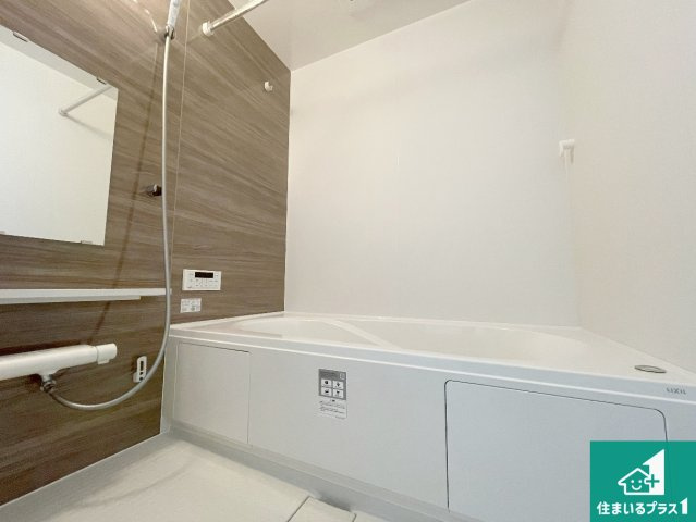 京都市西京区桂池尻町　第1期・第2期　新築一戸建ての浴室|足をゆったり伸ばして寛げる浴槽です。窓が設けられていますので差し込む光が明るく穏やかな雰囲気にしてくれます♪浴室乾燥機も設置しているので、雨の日の洗濯物も安心です♪