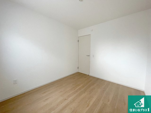 京都市西京区桂池尻町　第1期・第2期　新築一戸建ての洋室|シンプルな洋室は、自分好みのインテリアが楽しめます♪ご家族とインテリアや家具を選びに行くのは新築購入時の醍醐味の一つです。ぜひお楽しみください♪